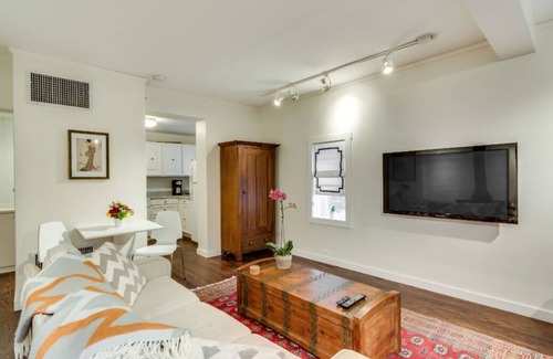 Sheffield Neighbors Condominio | History Surrounds You and This Lovingly Cared for Coach House - Parking Available! by RedAwning