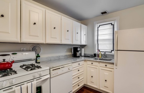 Sheffield Neighbors Condominio | History Surrounds You and This Lovingly Cared for Coach House - Parking Available! by RedAwning