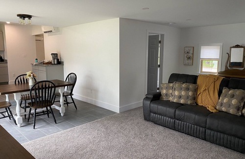 Saugerties South Casa | HITS, Village, Hiking & more!