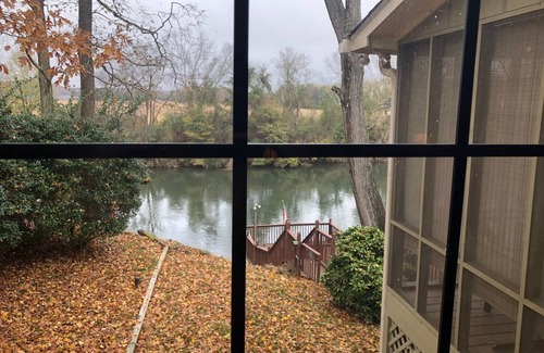 Benton Casa | El sueño del pescador de la casa del río Hiwassee