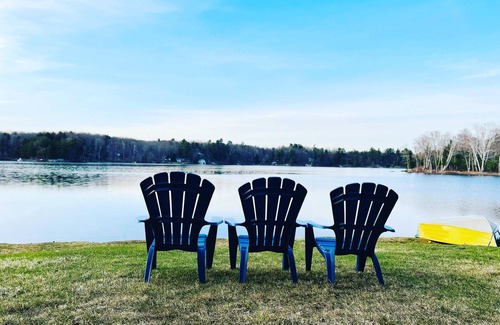 Muskoka Lakes Cabina | HK’S Love Den (Premium Lakefront View~ Muskoka Lake Cottages #1)