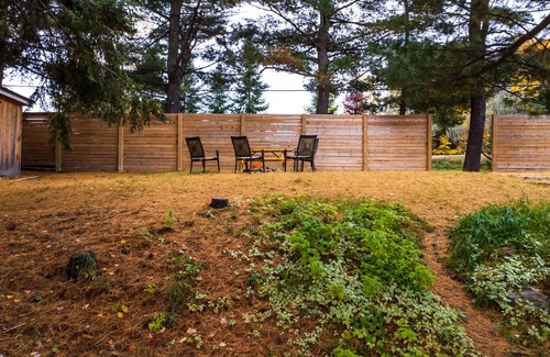 Muskoka Lakes Cabina | HK’S Love Den (Premium Lakefront View~ Muskoka Lake Cottages #1)
