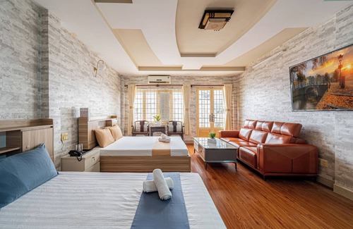 District 10 Hotel | Hoàng Long Hotel By Cozrum