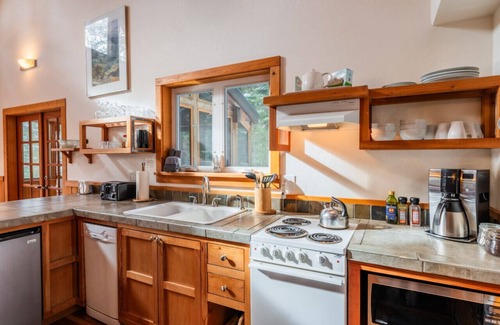 Ashland Cabina | Hobart Peak Cabin w/ Jacuzzi and Wood Stove at Green Springs Inn