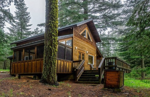 Ashland Cabina | Hobart Peak Cabin w/ Jacuzzi and Wood Stove at Green Springs Inn