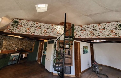 Arlington Cabaña | Hobbit Hole on 15 acres