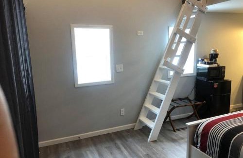 Beulah Apartamento | Hockey Themed Room with Wooded Trails