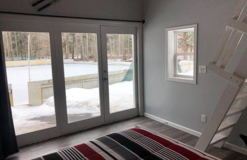 Beulah Apartamento | Hockey Themed Room with Wooded Trails