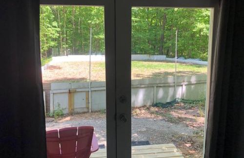 Beulah Apartamento | Hockey Themed Room with Wooded Trails