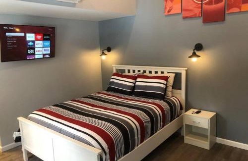 Beulah Apartamento | Hockey Themed Room with Wooded Trails