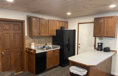Logan Cabaña | Hocking Hills Cottage with beautiful pond