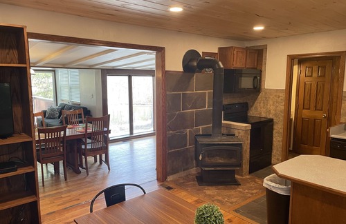 Logan Cabaña | Hocking Hills Cottage with beautiful pond