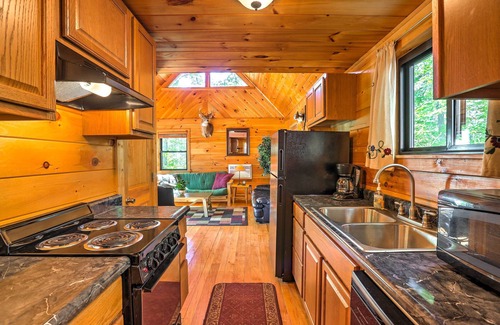 Carbon Hill Cabina | Hocking Hills Lake Cabin con bañera de hidromasaje, terraza y muelle.