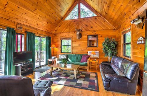 Carbon Hill Casa | Hocking Hills Lake Gem with Hot Tub, Dock, 100 Acres