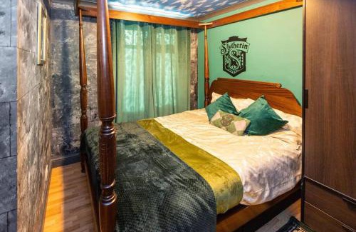 Watford Casa | Hogwarts Hideaway Themed Property