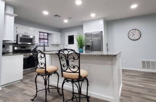 Midwest City Casa | Hol2 · Spacious Layout Self CheckIn W/D