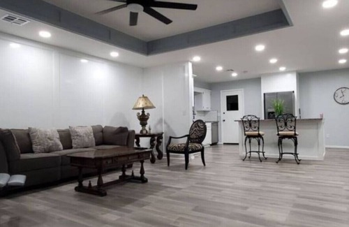 Midwest City Casa | Hol2 · Spacious Layout Self CheckIn W/D