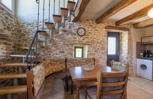 Saint-Sauveur-de-Cruzieres Casa | Casa de vacaciones 'Gîte Figuier Au Mas Dujau' con vistas a la montaña, piscina compartida y Wi-Fi