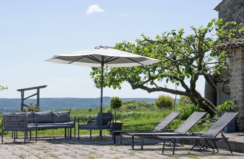Saint-Sauveur-de-Cruzieres Casa | Casa de vacaciones 'Gîte Figuier Au Mas Dujau' con vistas a la montaña, piscina compartida y Wi-Fi