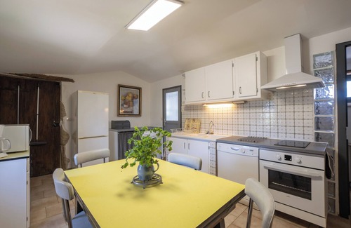 Saint-Sauveur-de-Cruzieres Casa | Casa de vacaciones 'Gîte L'olivier Au Mas Dujau' con piscina compartida, terraza privada y Wi-Fi