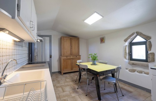 Saint-Sauveur-de-Cruzieres Casa | Casa de vacaciones 'Gîte L'olivier Au Mas Dujau' con piscina compartida, terraza privada y Wi-Fi