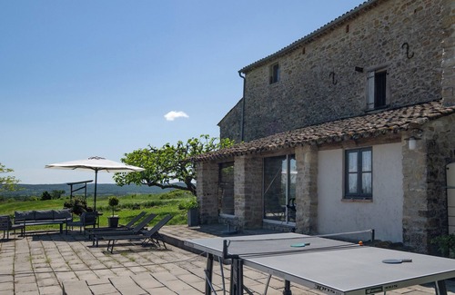 Saint-Sauveur-de-Cruzieres Casa | Casa de vacaciones 'Gîte L'olivier Au Mas Dujau' con piscina compartida, terraza privada y Wi-Fi