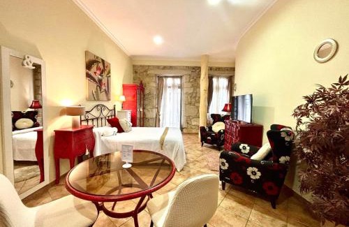 Centro histórico de Baiona Apartamento | Holibai, Vermello, Un rincón con encanto cerca de la playa