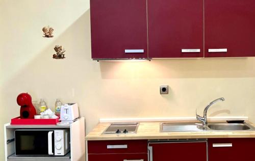 Centro histórico de Baiona Apartamento | Holibai, Vermello, Un rincón con encanto cerca de la playa