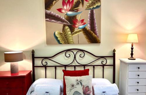 Centro histórico de Baiona Apartamento | Holibai, Vermello, Un rincón con encanto cerca de la playa