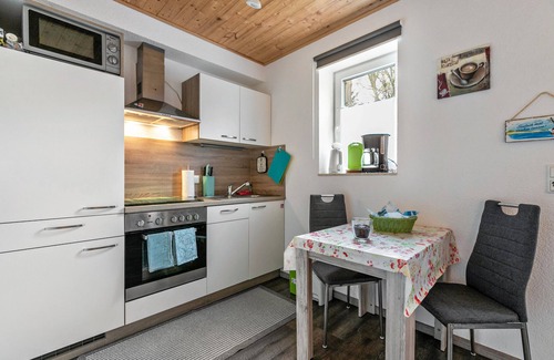 Wesselburener Deichhausen Apartamento | Apartamento vacacional "Ostwind" en casa con techo de paja, jardín y wifi