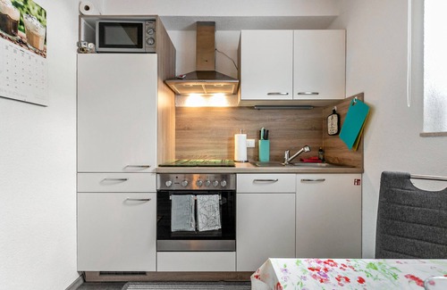 Wesselburener Deichhausen Apartamento | Apartamento vacacional "Ostwind" en casa con techo de paja, jardín y wifi