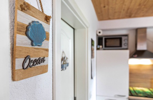 Wesselburener Deichhausen Apartamento | Apartamento vacacional "Ostwind" en casa con techo de paja, jardín y wifi