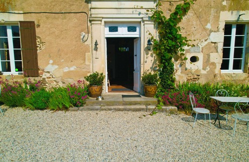 La Peruse Casa | Holiday home in a monumental Charente house.