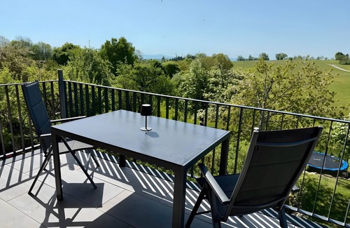 Wolpadingen Apartamento | Apartamento vacacional 'Schwalbennest' con vistas a la montaña, balcón y Wi-Fi