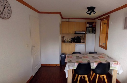 Besse-et-Saint-Anastaise Apartamento | Apartamento vacacional 'Le Maevan' con vistas a la montaña, piscina compartida y Wi-Fi