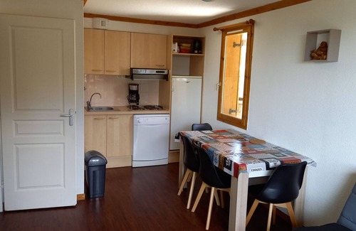Besse-et-Saint-Anastaise Apartamento | Apartamento vacacional 'Le Maevan' con vistas a la montaña, piscina compartida y Wi-Fi