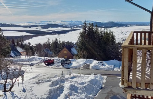 Besse-et-Saint-Anastaise Apartamento | Apartamento vacacional 'Le Maevan' con vistas a la montaña, piscina compartida y Wi-Fi