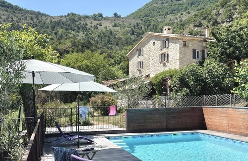 Saint-Ferreol-Trente-Pas Casa | Casa de vacaciones 'Mas De Charme - Les Angelettes' con vistas a la montaña, piscina privada y Wi-Fi