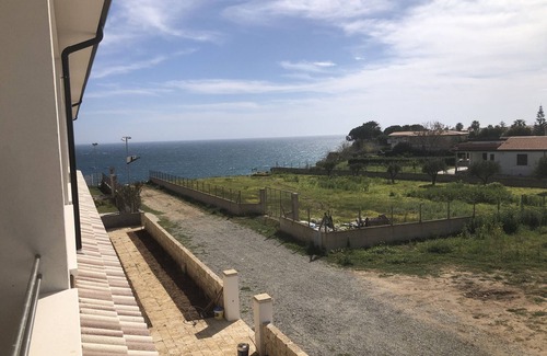 Isola di Capo Rizzuto Apartamento | Apartamento vacacional "Capo Rizzuto 3" con vistas al mar, terraza privada y Wi-Fi