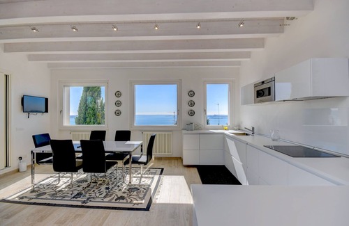 Pulciano Apartamento | Apartamento vacacional "Lujo 2" con terraza y vistas al lago