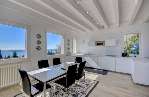 Pulciano Apartamento | Apartamento vacacional "Lujo 2" con terraza y vistas al lago