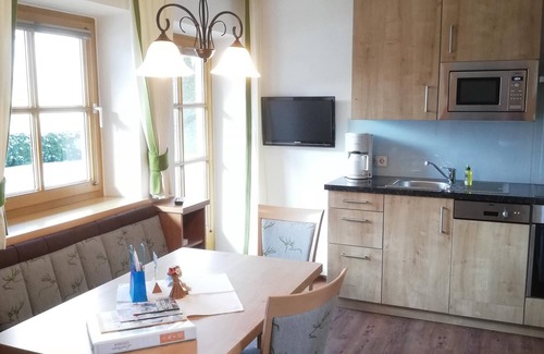 Alpendorf Apartamento | Apartamento vacacional "Landhaus Gruber" con vistas a la montaña, balcón y Wi-Fi