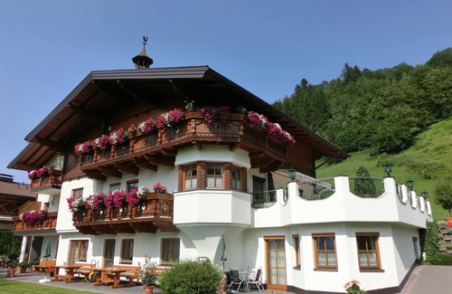 Alpendorf Apartamento | Apartamento vacacional "Landhaus Gruber" con vistas a la montaña, balcón y Wi-Fi