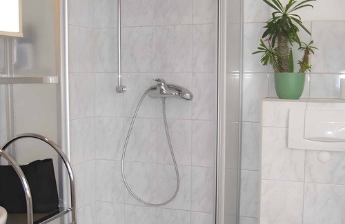 Klausdorf Apartamento | Apartamento vacacional con jardín, directamente en el territorio de Kranichrast
