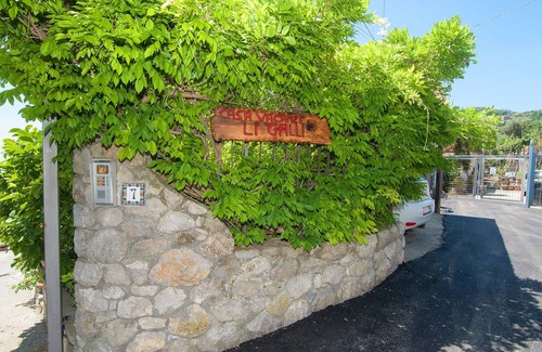 Colli di Fontanelle Apartamento | Apartamento vacacional "Li Galli Romantica" con vistas al mar, balcón y Wi-Fi