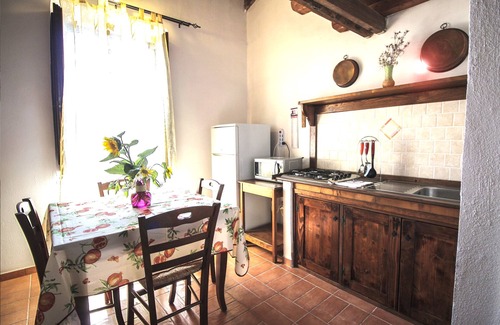 Poggio San Giovanni Apartamento | Apartamento de vacaciones en las montañas y el lago en una casa de época en el pueblo medieval I Cardi