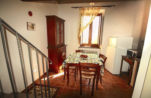 Poggio San Giovanni Apartamento | Apartamento de vacaciones en las montañas y el lago en una casa de época en el pueblo medieval I Cardi
