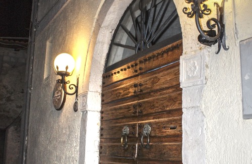 Poggio San Giovanni Apartamento | Apartamento de vacaciones en las montañas y el lago en una casa de época en el pueblo medieval I Cardi