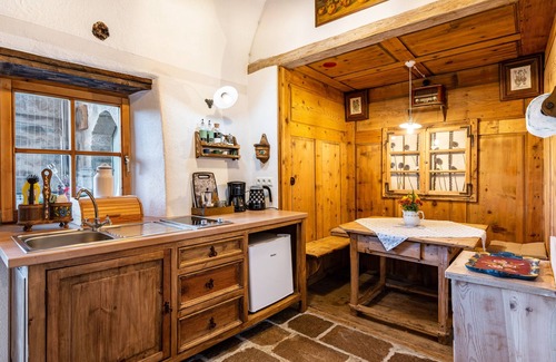 San Genesio Atesino Apartamento | Apartamento 'Historisches Duregghof' con vistas a la montaña, jardín privado y Wi-Fi