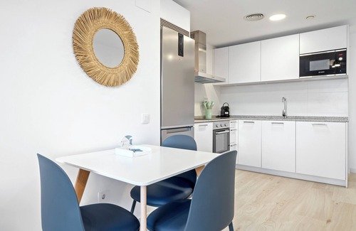 Roques Daurades Apartamento | Apartamento vacacional "Aqua by Enjoy Rocas Doradas" con piscina compartida, terraza privada y Wi-Fi